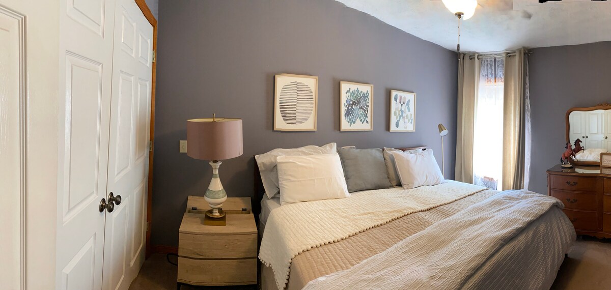 Два двокреветни кревета заедно.
Убав плакар и гардеробер !!