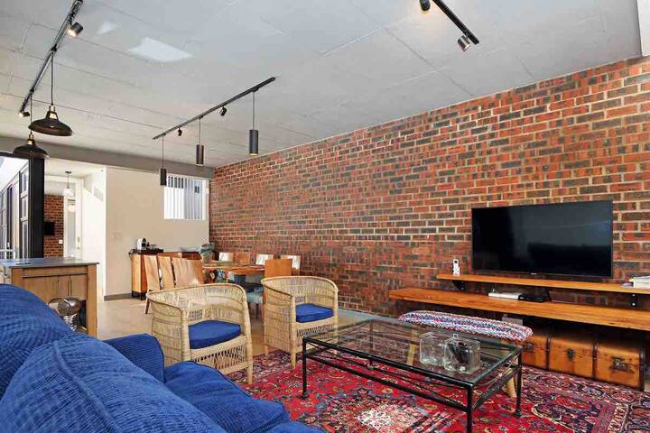 Luxury 4 bedroom en suite home & indoor fireplace. gallery image 2