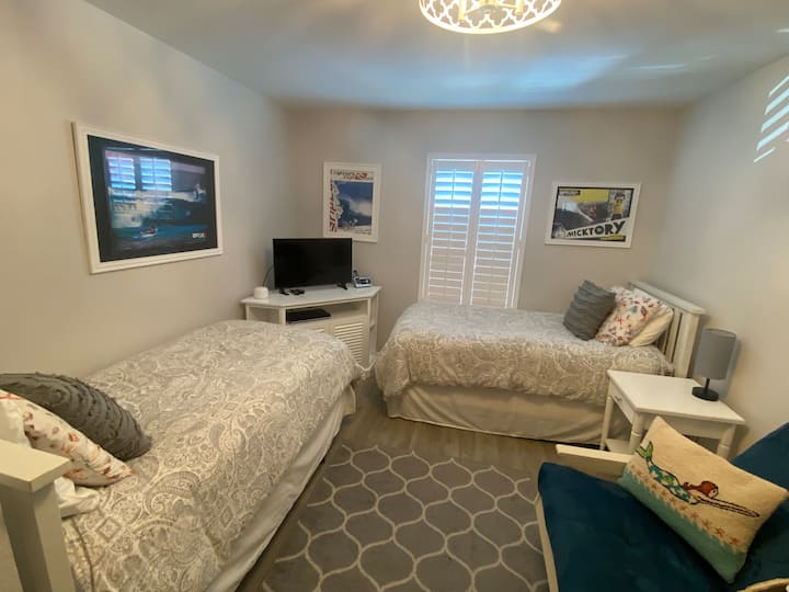 Samostatné postele s futónom s manželskou posteľou