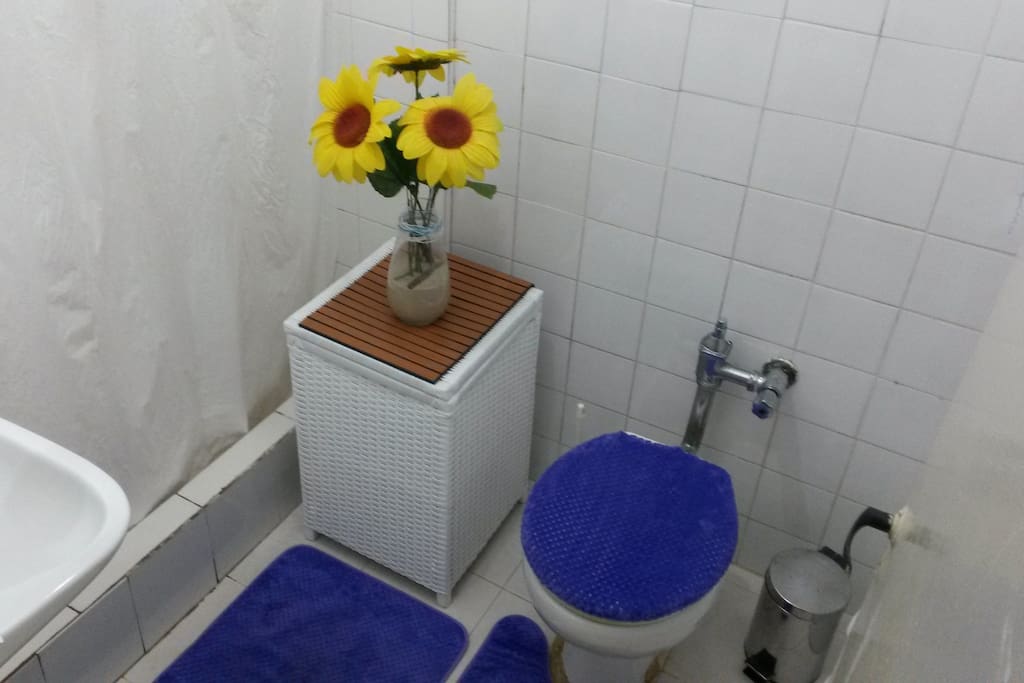 Banheiro limpo e luminoso