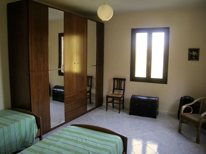 En el dormitorio con dos camas individuales hay armarios grandes, una mesita de noche y un nuevo futón cama que es muy cómodo. 