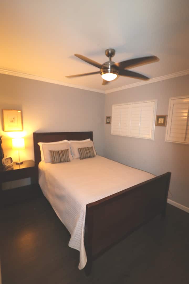 Удобно двойно легло. Вентилатор на тавана с дистанционно управление за допълнителна циркулация на въздух. Капаци на прозорците, за да  регулирате количеството светлина, което искате. Огледална врата на килера, така че да имате пълен изглед към себе си, преди да излезете.


размер на леглото