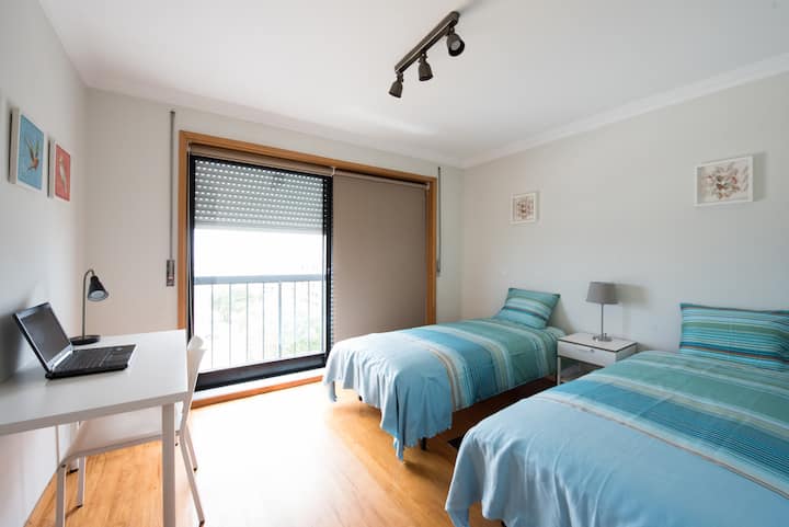 ห้องนอนฝาแฝดพร้อมโต๊ะทำงาน (สามารถปรับเปลี่ยนเตียงเสริมได้)