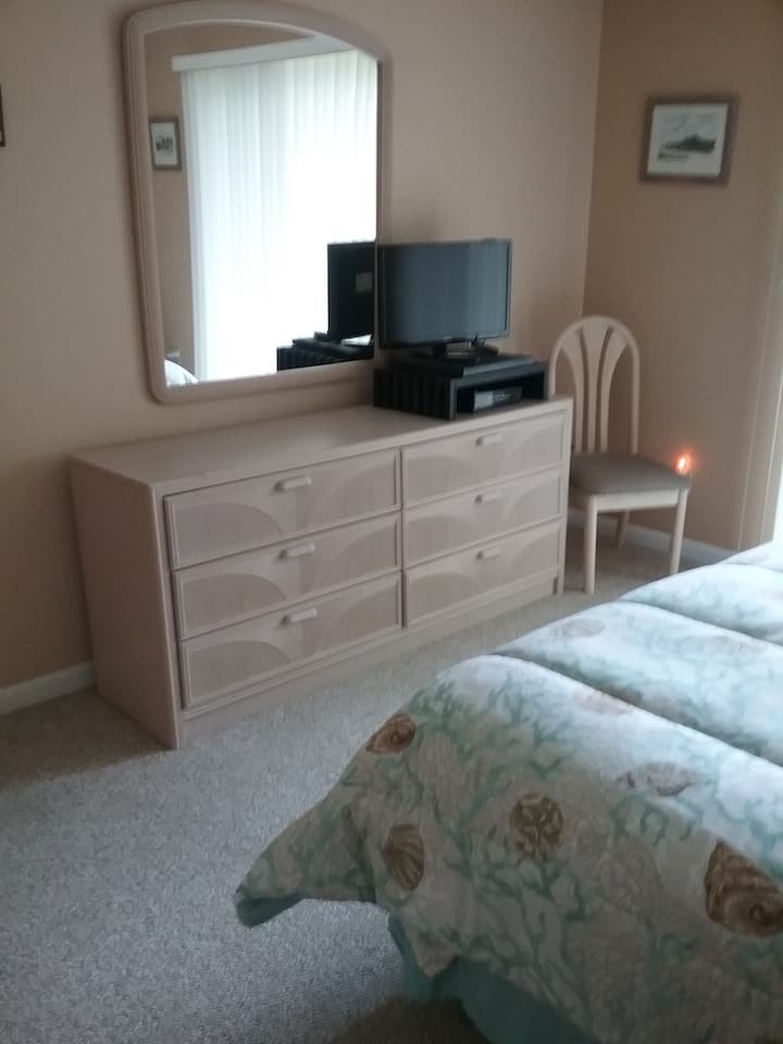 ห้องนอนใหญ่ - หันหน้าไปทางลานและน้ำพุ