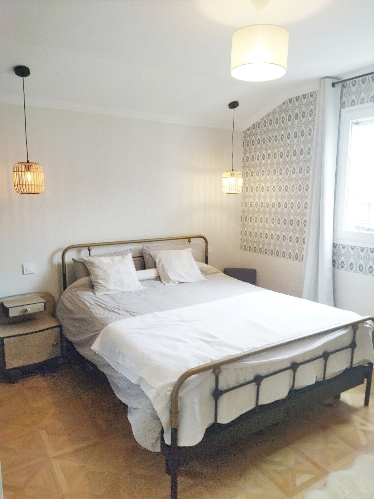 غرفة نوم بسرير بمقاس كبير