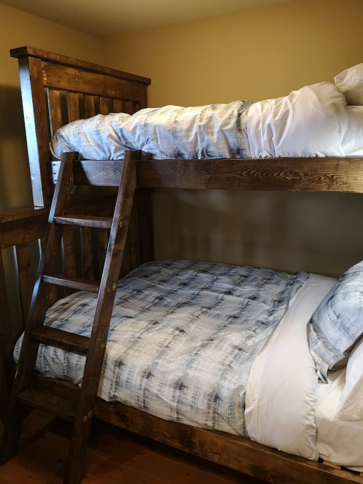 Druhá spálňa s poschodovou posteľou - jednolôžko nad manželskou posteľou.