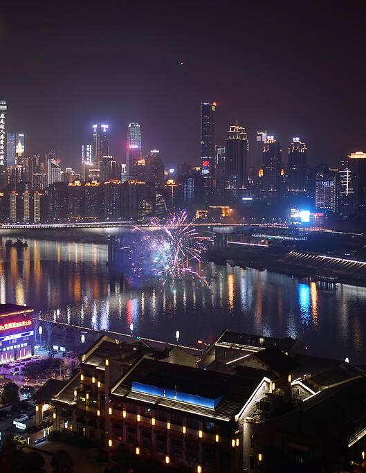 烟花秀时的阳台景色