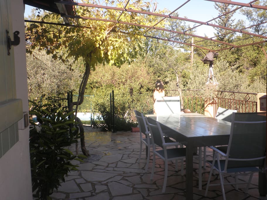 terrasse avec vue piscine