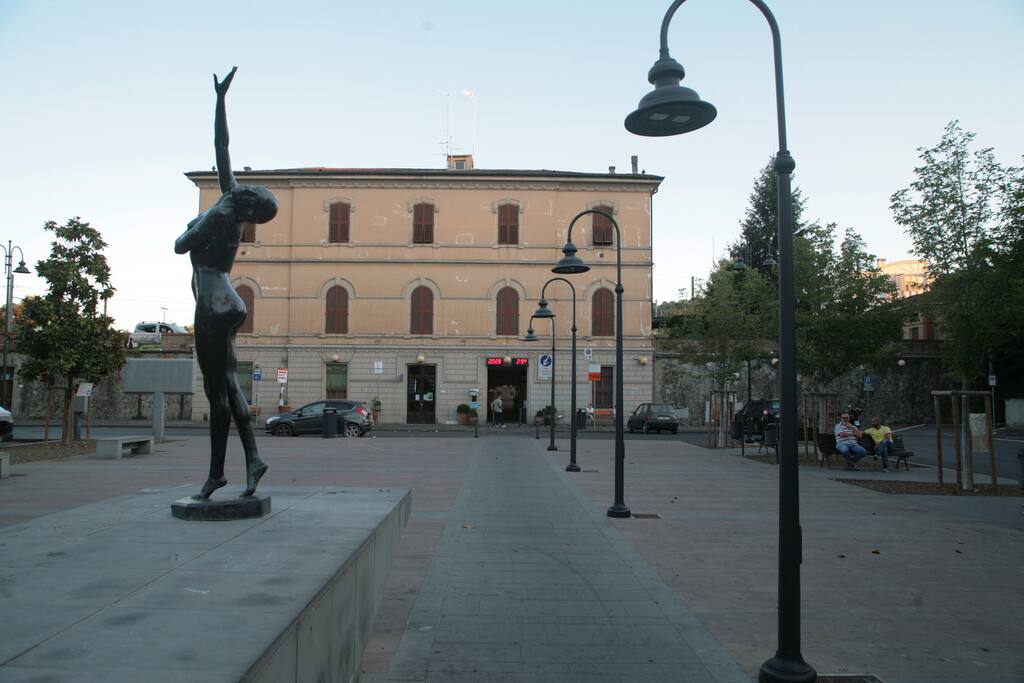 Vicinissima Piazza della stazione ferroviaria di Signa, Firenze (a 14 dal centro storico, Santa Maria Novella)