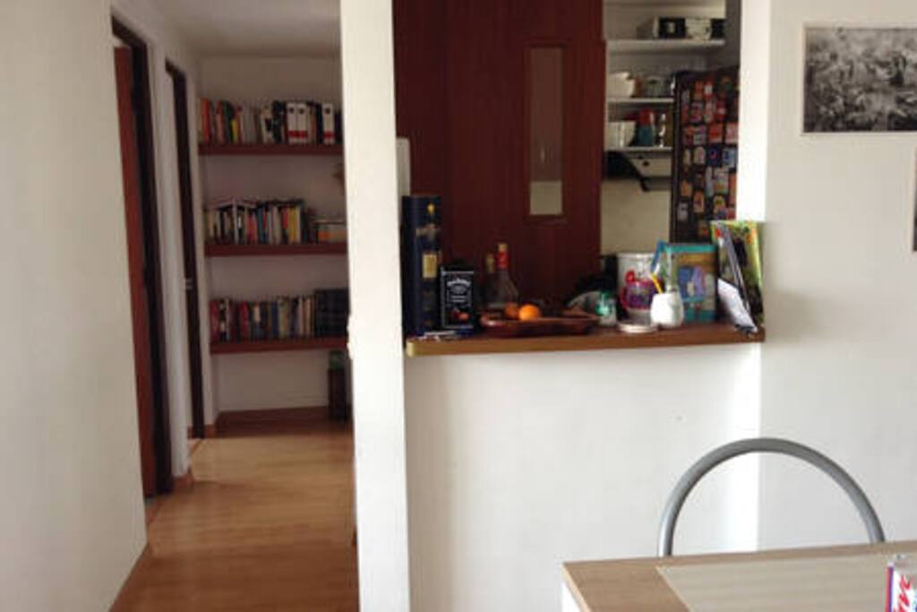 Vista cocina y hall de alcobas