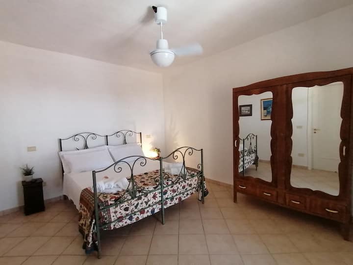 1. Dormitorio doble con terraza y vistas al mar. 