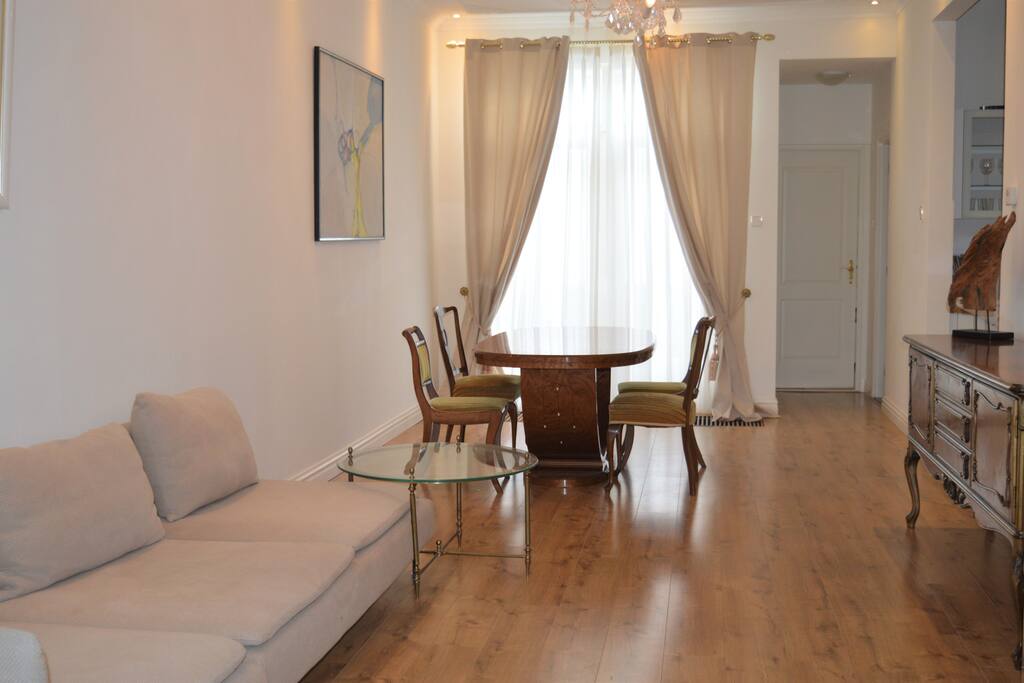 Living room and exit to the terrace