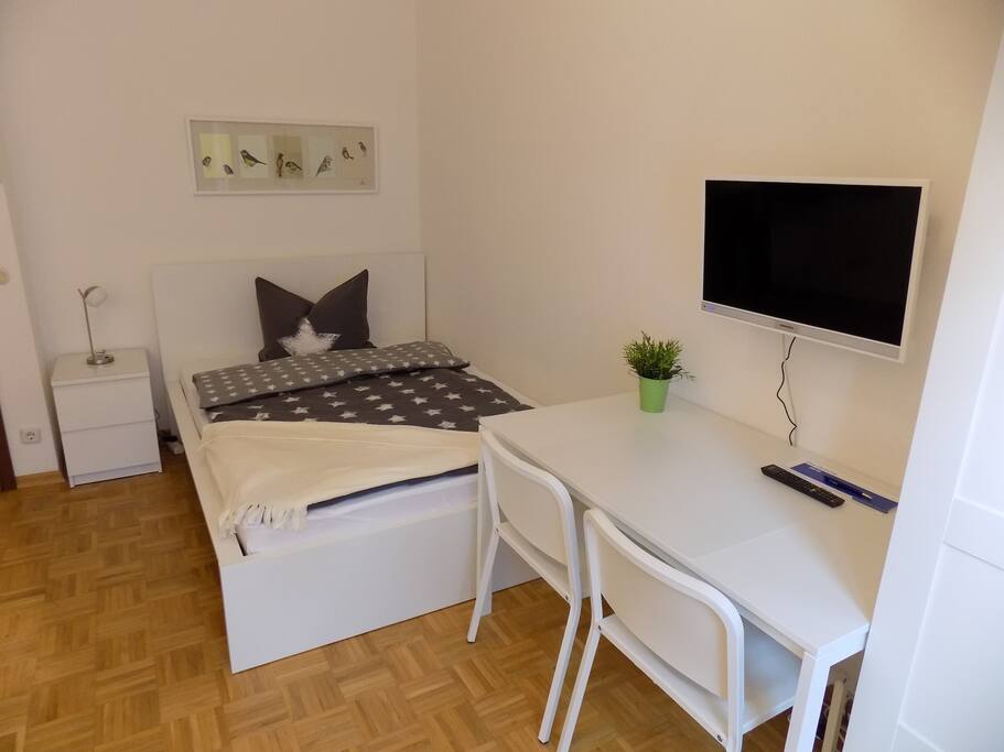 Flachbildfernseher mit Wandhalterung