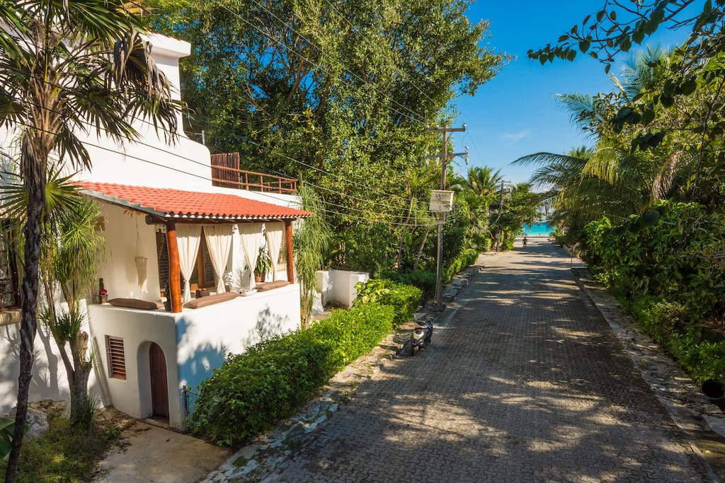 The villa with the sea just at the end of the little street
