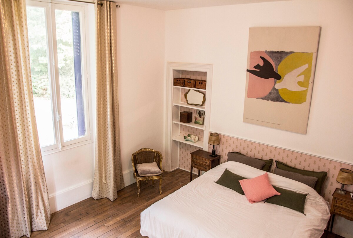 Dormitorio 1 con cama matrimonial grande.