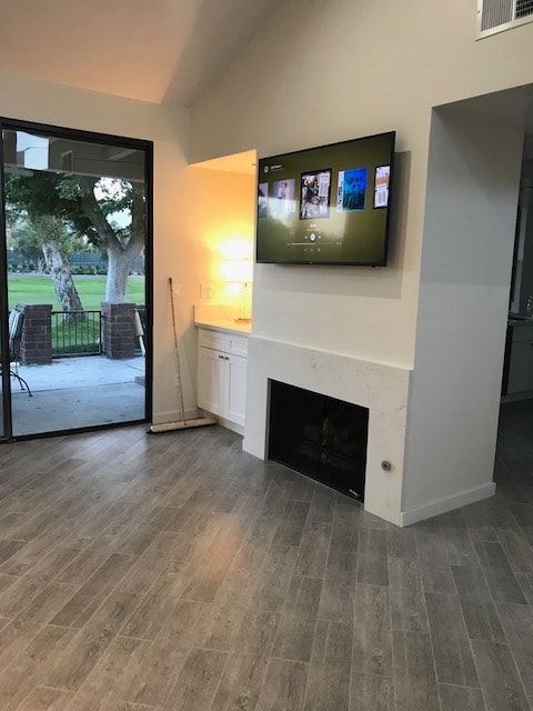 Woonkamer met open haard en 55inch tv