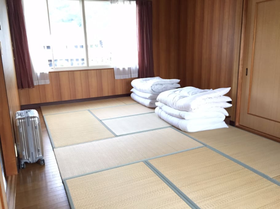Tatami Bedroom max 4-5 futons available