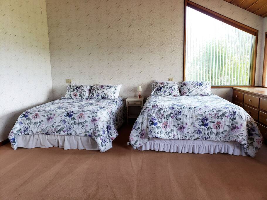 2 queen beds