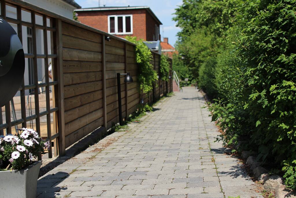 Sti ind til huset, 2 min. til gågade