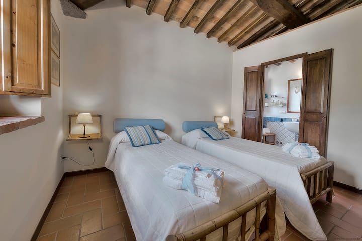 Een van de 9 tweepersoonskamers (of met 2 eenpersoonsbedden, op aanvraag)