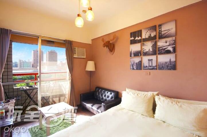 紐約13,電梯大樓,有獨立衛浴及陽台,免費wifi,步行到夜市約8分鐘