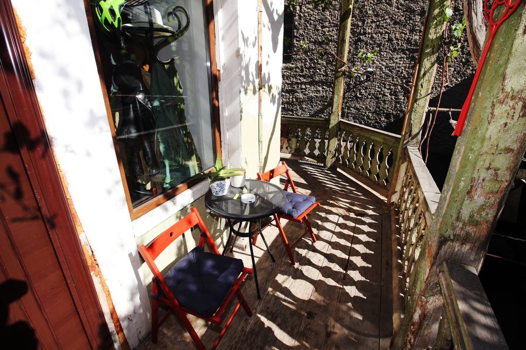 Balcony and entrance