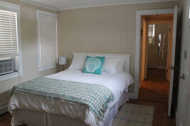 The Newport Cottage.Perfect Location/Comfort/Style gallery image 4