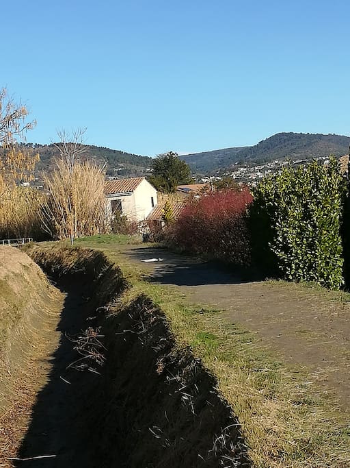 chemin du canal qui longe la maison (pas encore en eau sur la photo prise en hiver)