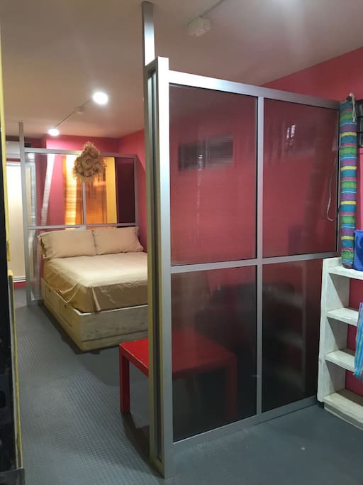 Studio full size bed, small kitchenette, a/c. Just renovated everything new!
Cama matrimonial, regadera y baño con puerta. Todo nuevo!