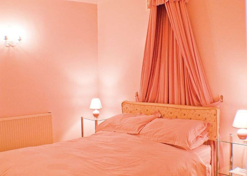 Двокреветна соба-ванградска единица - туш кабина со повеќе бањи