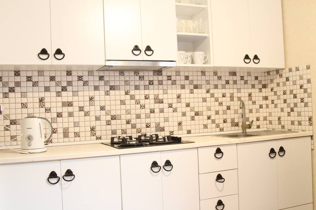 All guests are welcome to use the kitchen. There is a fridge, a stove, a microwave, complimentary tea and coffee.