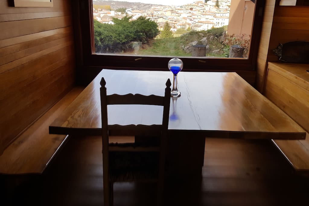 Zona pranzo con vista sul paese e sul Gran Sasso