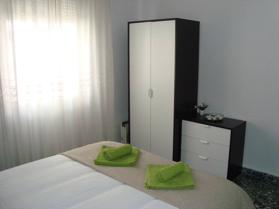 Dormitorio 1 con aire acondicionado muy amplio, luminoso y comodo.