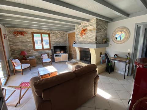 Successful Airbnb property: Cottage with lake view and pool in Savoy