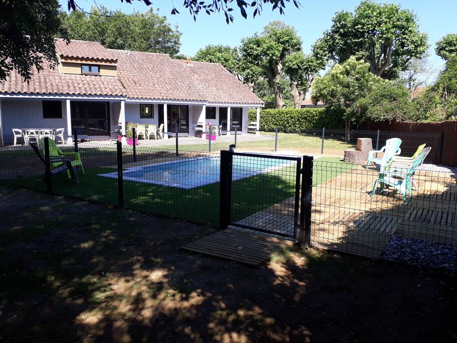 terrasse avec vue sur la piscine