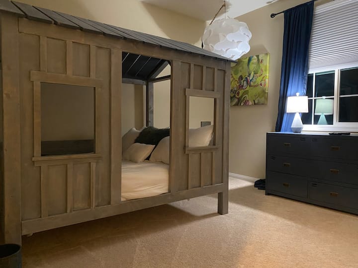 dormitorio en la planta superior con TV