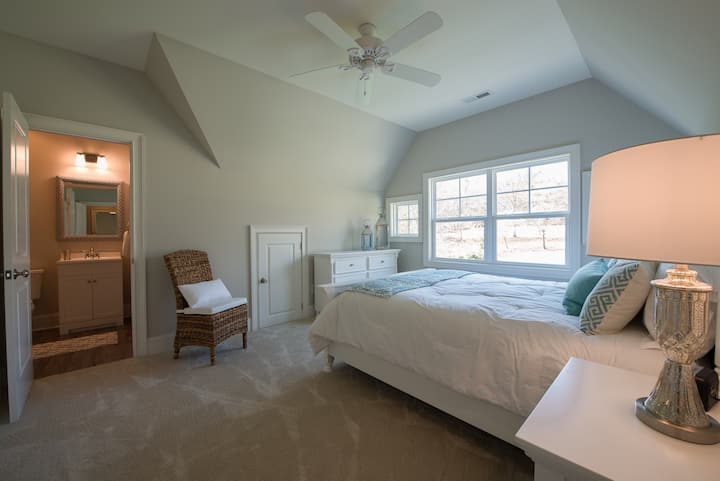 Spálňa na poschodí manželská posteľ