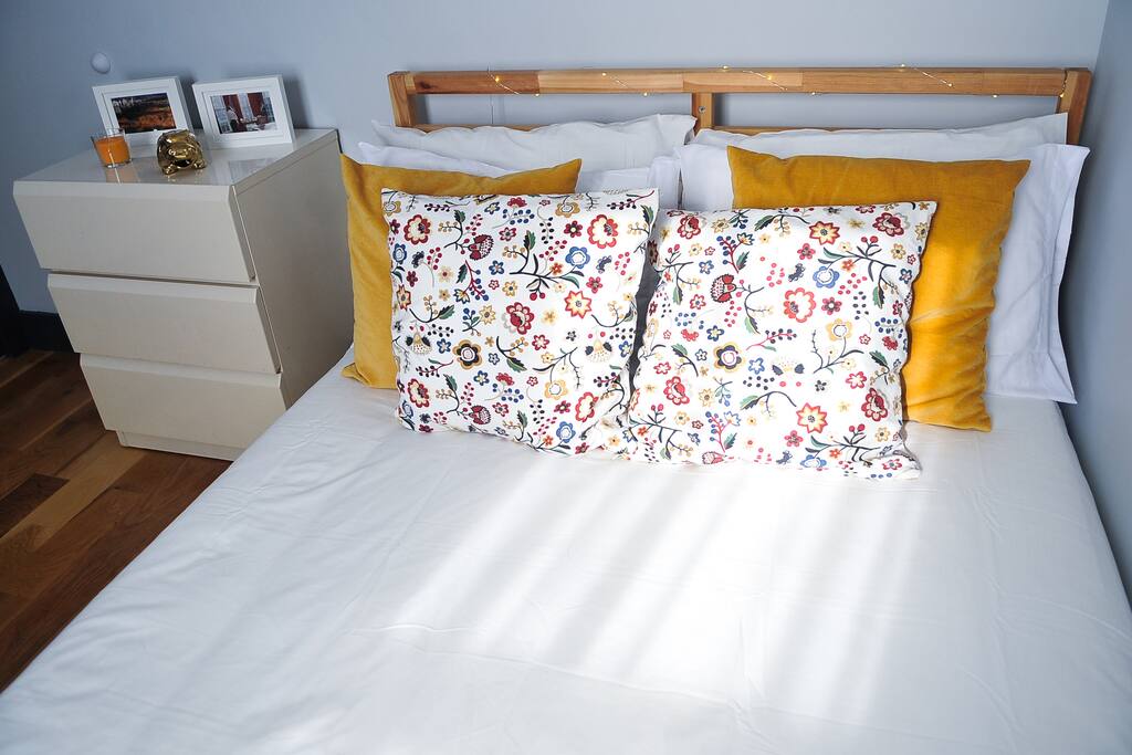 We love the sunlight that invades this room in the morning, it recharges our energy. During the winter it is lovely to see the snow fall.