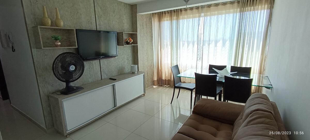 Velika soba sa stolom za 5 osoba i kaučem za 3 osobe. 