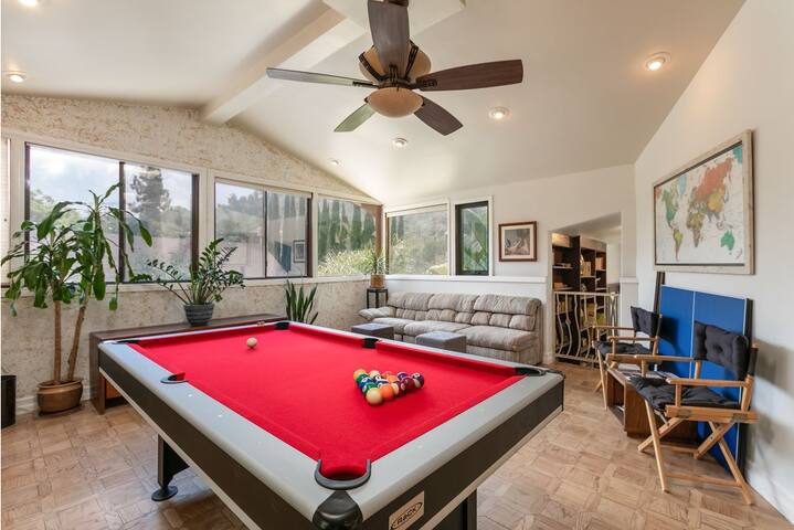 Skyhill Oasis with Hot Tub – Walk to Universal gallery image 3