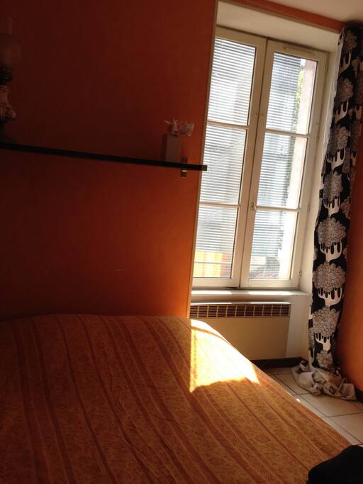 Elle donne sur une cour privée calme