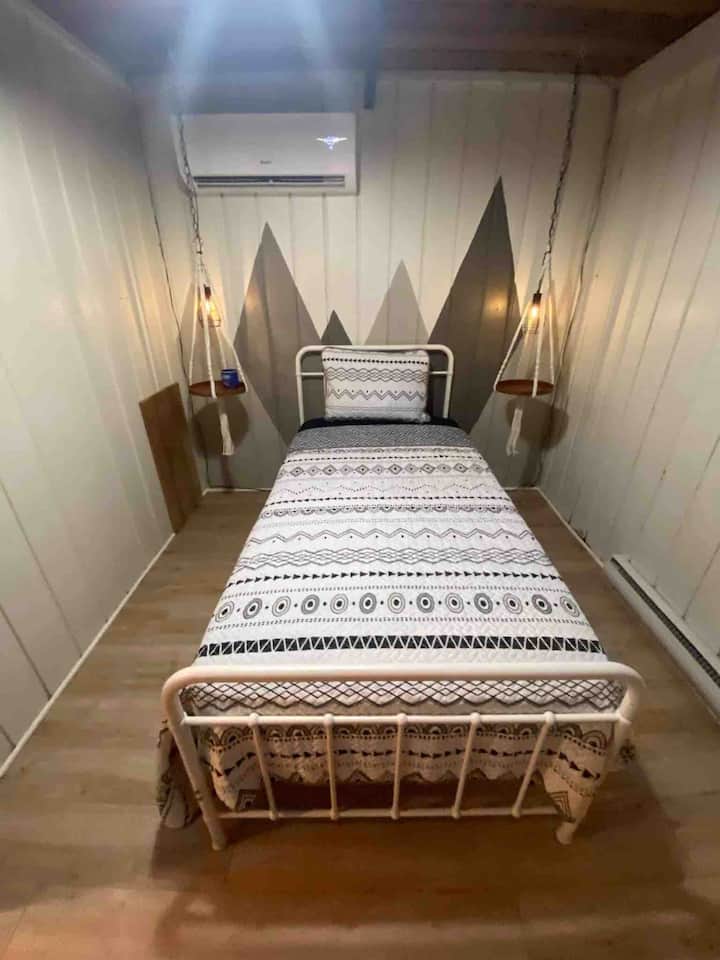 חדר שינה שני, כל כך נעים עם אורות השידה דולקים