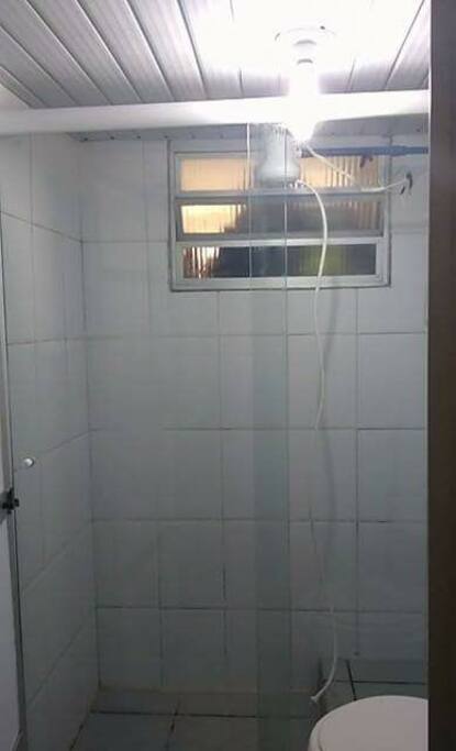 Banheiro é simples mas, limpo.