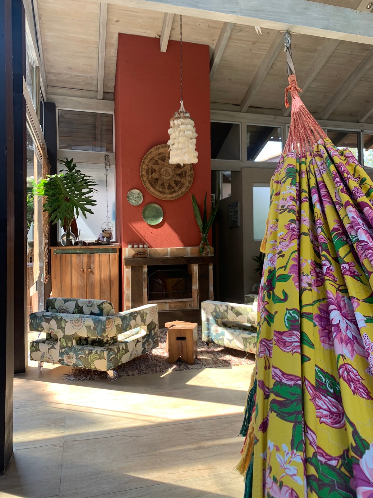 ห้องนั่งเล่นพร้อมเตาผิง 