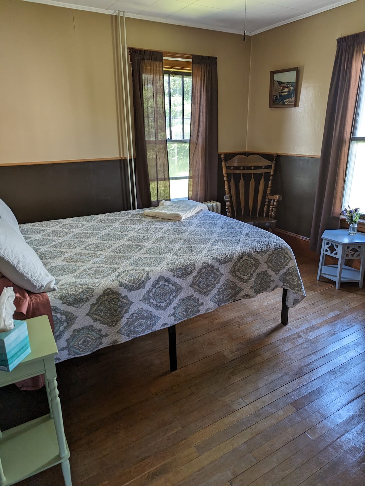 חדר שינה תחתון עם מיטת קווין סייז 