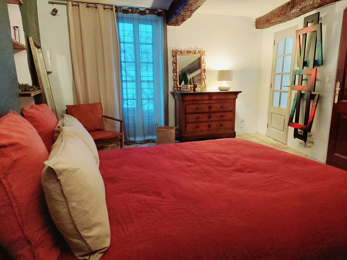 Habitación (cama de matrimonio - ropa de cama de lino), vestidor, baño con ducha e inodoro
(Cama paraguas con colchón y sábana funda disponible bajo petición al hacer la reserva sin costo adicional). No es necesario cargar su equipaje.