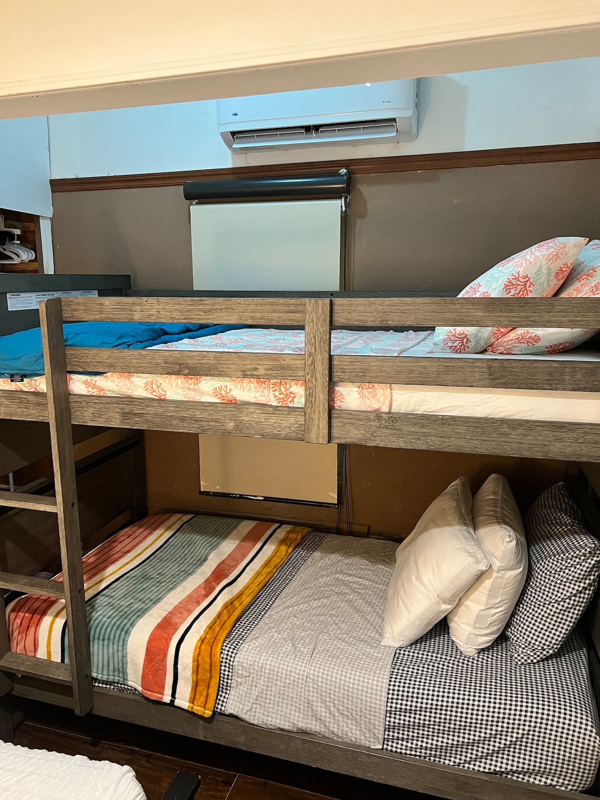 Segundo dormitorio con cama de matrimonio y litera de dos camas individuales