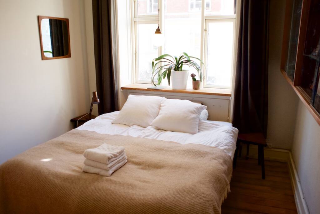 King size bed. Can be transformed into two single beds.