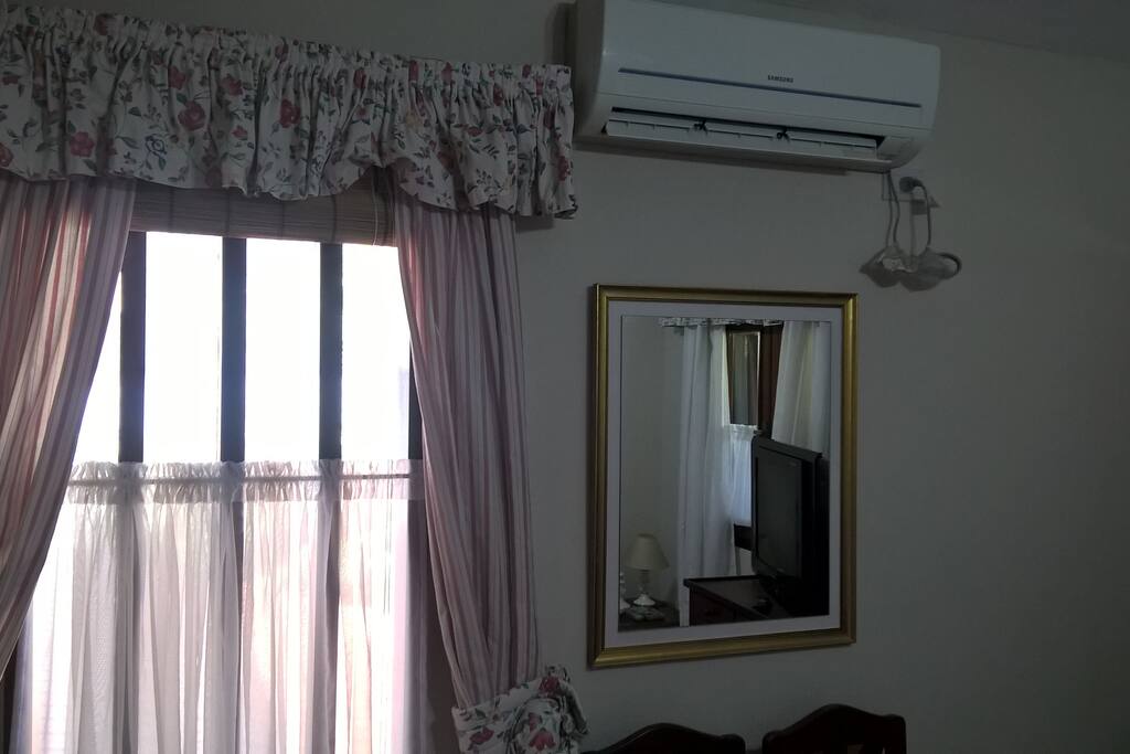 Ventana con vista a u jardín en planta baja