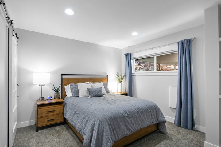 1st Floor Queen Bedroom 